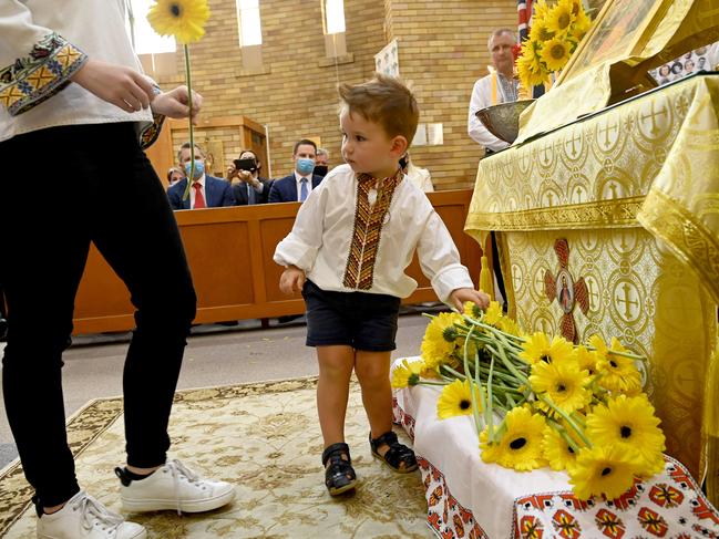 The Ukrainian-Australian community laid flowers at St Andrews Church in Lidcombe as part of the rally. Picture: NCA NewsWire / Jeremy Piper