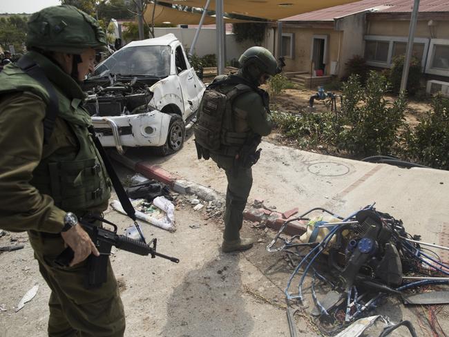 Israeli soldiers stand by an engine from a hang glider that Palestinian militants. Picture: Getty