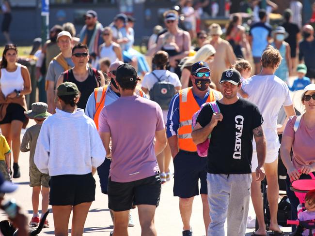 SYDNEY, AUSTRALIA - NewsWire Photos: AUGUST 22, 2021. , Warm weather brings crowds of people to Bronte Beach as Sydneysiders flock to the coastline despite Covid-19 lockdown and stay-at-home orders across NSW. Picture: NCA NewsWire / Nicholas Eagar