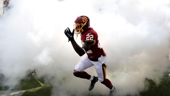 Deshazor Everett running onto the field. Photo by Patrick Smith / GETTY IMAGES NORTH AMERICA / AFP