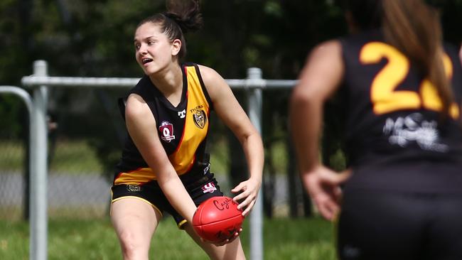 Tigers' Jasmine Ware looks to offload the ball. PICTURE: BRENDAN RADKE.