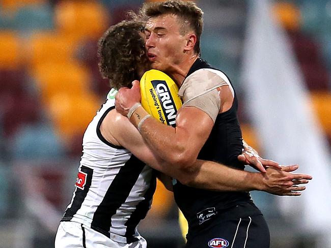 BRISBANE, AUSTRALIA - AUGUST 30: Chris Mayne of the Magpies collides with Patrick Cripps of the Blues during the round 14 AFL match between the Carlton Blues and the Collingwood Magpies at The Gabba on August 30, 2020 in Brisbane, Australia. (Photo by Jono Searle/AFL Photos/via Getty Images)