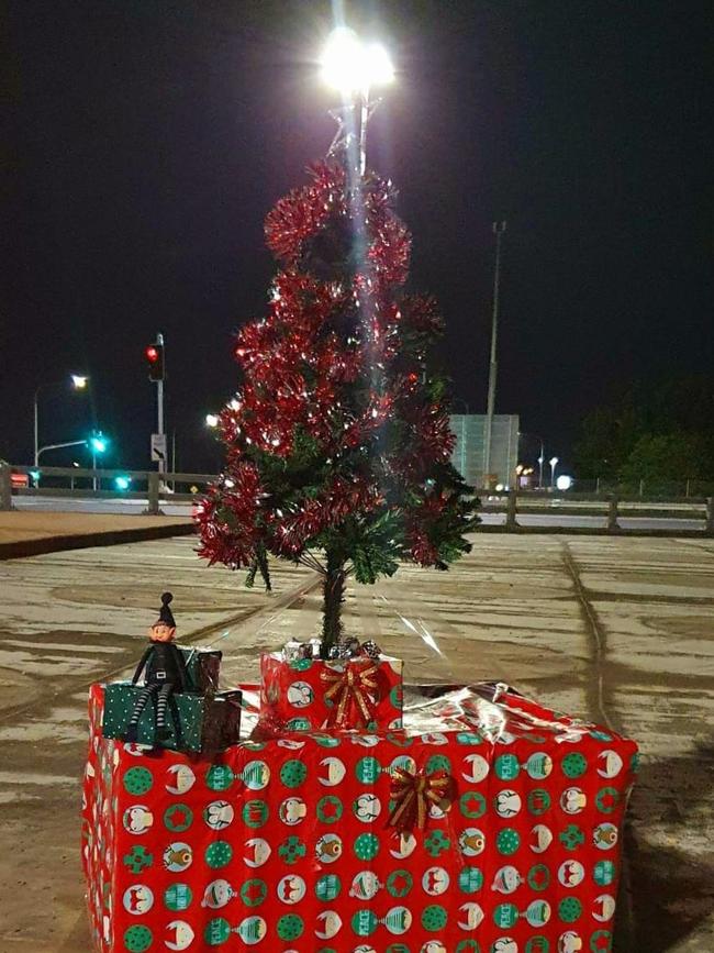 The tree placed at Exit 57 by the Gold Coast Tinsel Bombers. Photo supplied by the original Gold Coast Tinsel Bombers.