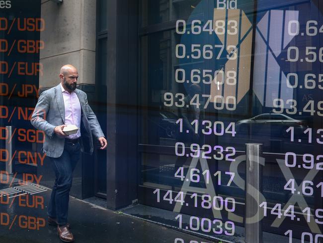 SYDNEY, AUSTRALIA - Newswire Photos October 05, 2022: A general view of members of the public walking past the ASX in the CBD in Sydney after the recent interest rate rise. Picture: NCA Newswire / Gaye Gerard