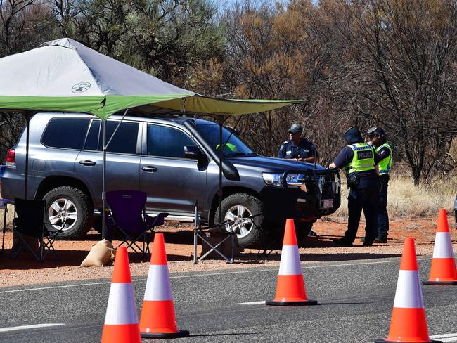 Police check vehicles on the South Australia and Northern Territory border. Picture Chloe Erlich