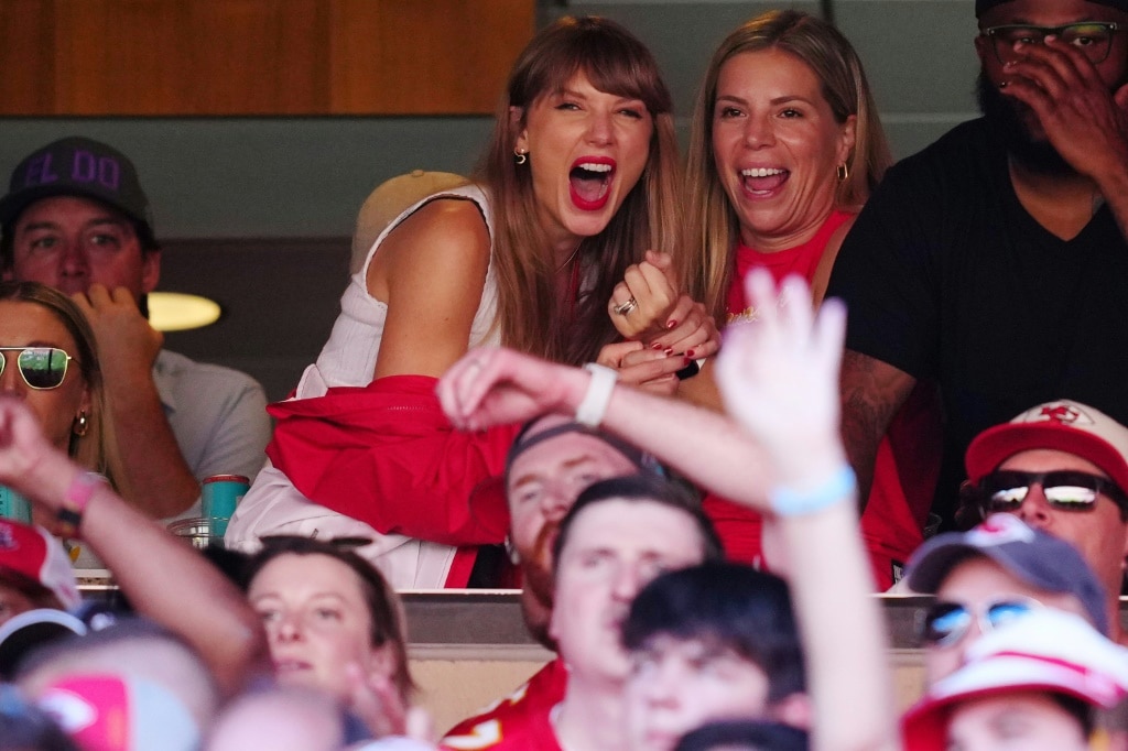 Taylor Swift Cheers Chiefs, Stoking Travis Kelce Romance Rumors | The ...