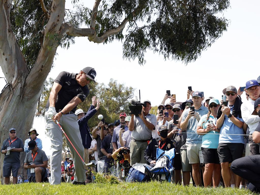 Mickelson was left fuming over fans on their phones.