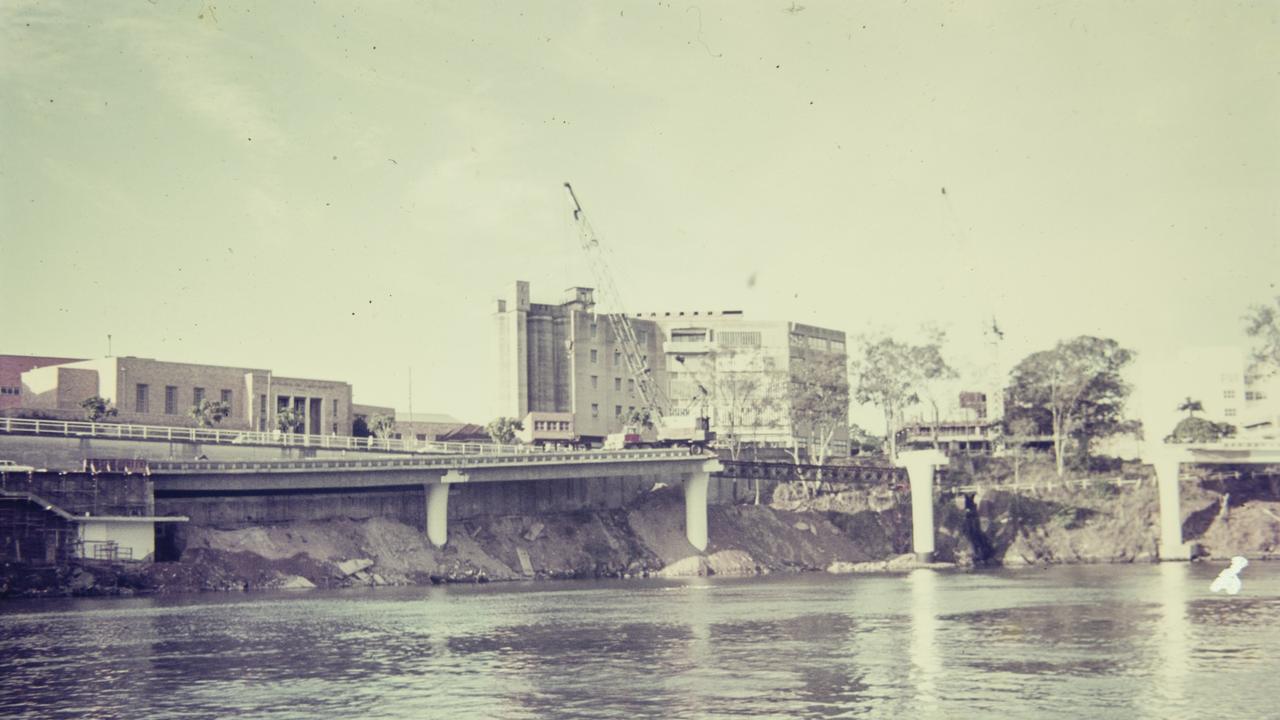 Construction of the Riverside Expressway, Brisbane. Photo: Gordon Foot/State Library of Queensland