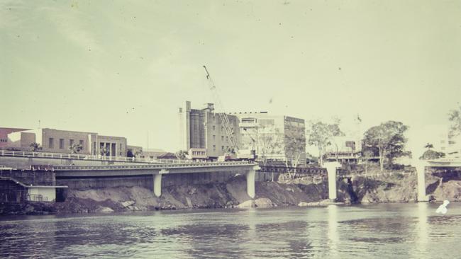 Construction of the Riverside Expressway, Brisbane. Photo: Gordon Foot/State Library of Queensland