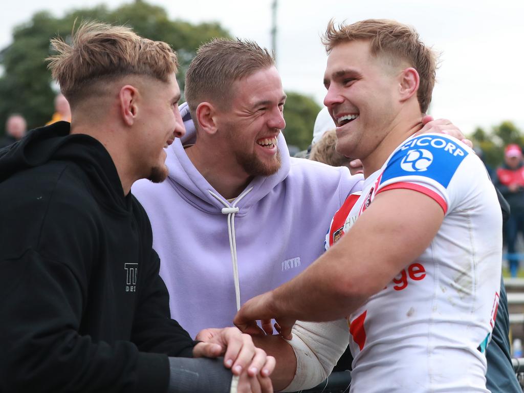 De Belin chats with Zac Lomax after his return to the pitch. (Photo by Jeremy Ng/Getty Images)