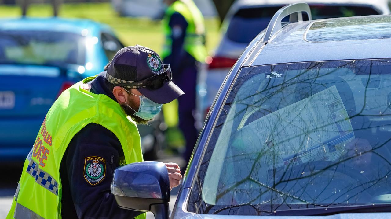 Police checking interstate motorists travelling into NSW from Victoria. Picture: NCA NewsWire / Simon Dallinger