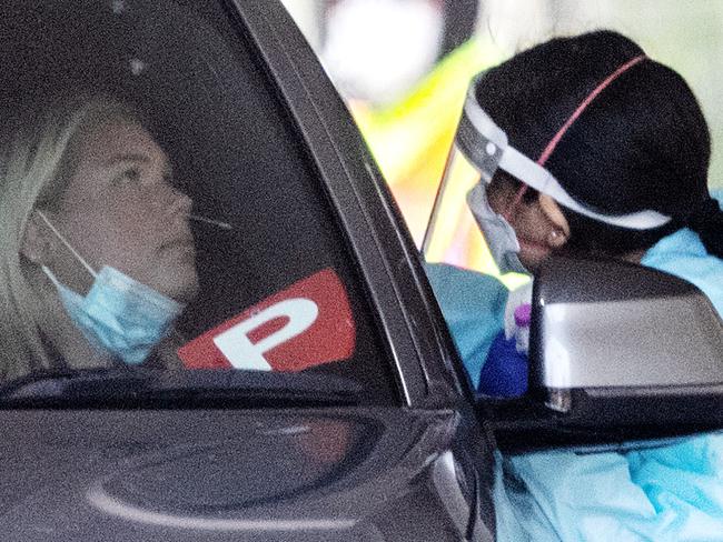 MELBOURNE, AUSTRALIA - NewsWire Photos - NOVEMBER 11 2021: People seen at the COVID-19 testing site in Albert Park. Picture: NCA NewsWire/Sarah Matray