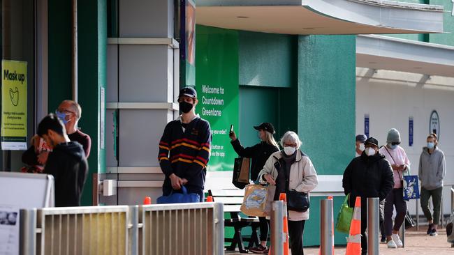 People wait in line outside a supermarket as Level 4 lockdown restrictions remain in Auckland, to New Zealand. Picture: Getty Images)