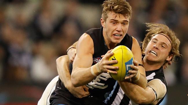 Patrick Cripps gets tackled by Ben Sinclair.