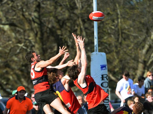 A pack of players fly for the same footy. Picture: Carmelo Bazzano.