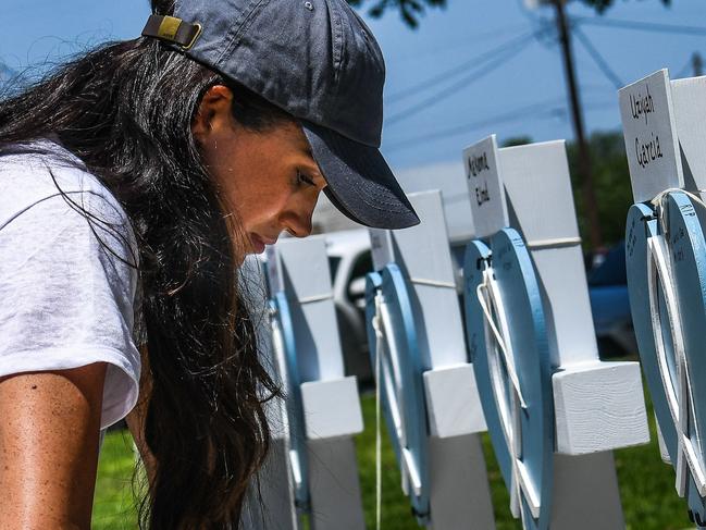 Meghan Markle places flowers at a makeshift memorial for the victims of a school shooting outside Uvalde County Courthouse in Uvalde, Texas, on May 26, 2022. Picture: Chandan Khanna / AFP.