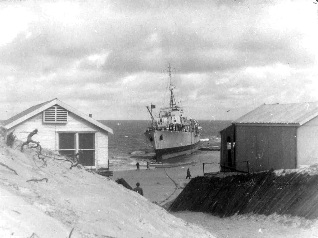 Securing the Barcoo after it went aground north of Glenelg. Photo courtesy of Holdfast Bay History Centre