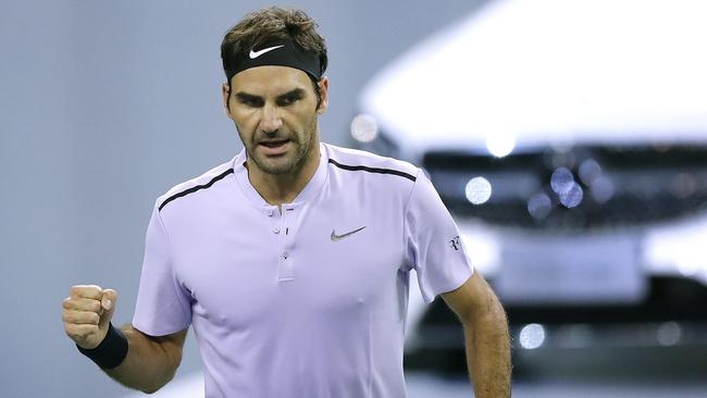 Roger Federer recovered to beat Juan Martin del Potro in their semi-final clash at the Shanghai Masters.