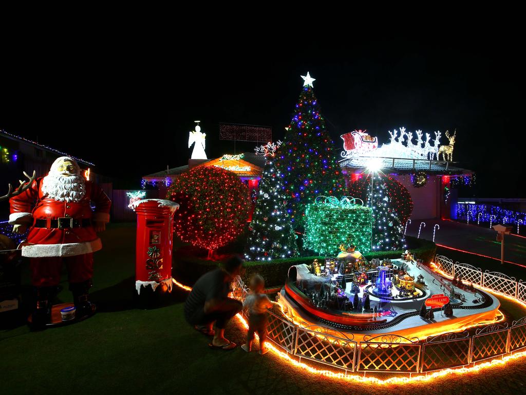 Christmas Light displays on the Gold Coast - Forest Oak Drive, Upper Coomera Photo: David Clark