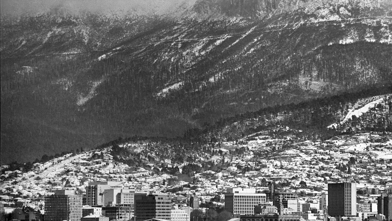 25/07/1986 snow to sea level when it snowed on the streets of Hobart, the biggest snowfall since 1921 picture taken from Bellerive