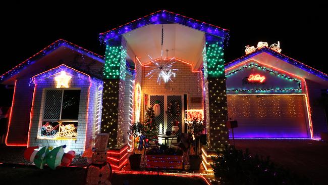 Two best Christmas light houses battle it out for the 2015 crown | Gold ...