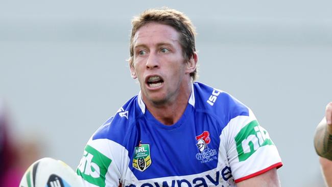 Kurt Gidley passes the ball.