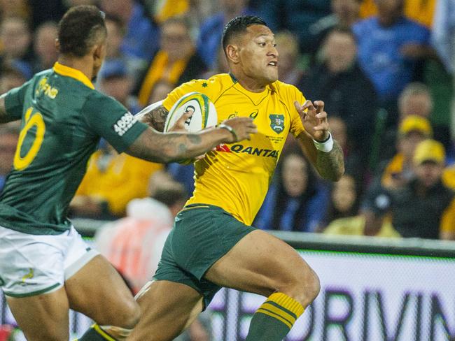 Israel Folau makes a break.