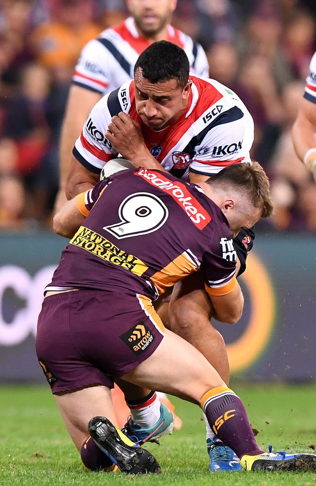 Sio Siua Taukeiaho takes on the defence of Jake Turpin. Picture: Bradley Kanaris/Getty Images