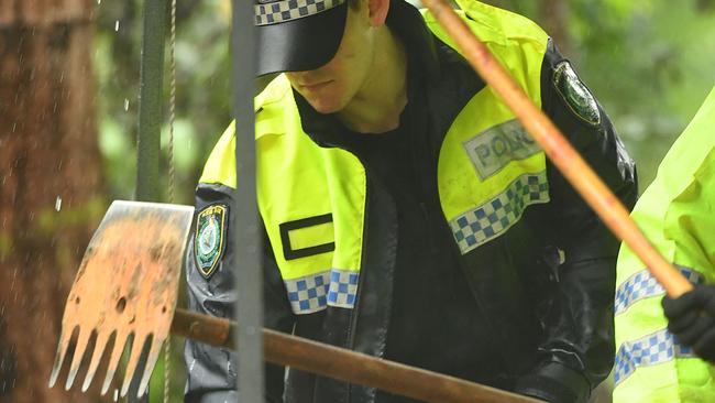 KENDALL, AUSTRALIA NewsWire Photos - NOVEMBER 22 2021: Strike Force Rosann detectives searching for William Tyrrell's remains in scrub off Batar Creek Rd, less than 900m from the Tyrrell's former family home at Kendall. Picture NCA NewsWire / Trevor Veale CAPTIONS