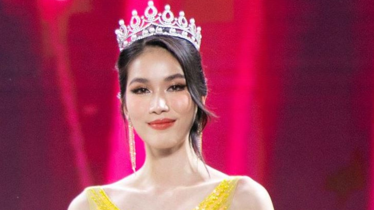 Miss Vietnam Phong Anh a claqué une robe transparente au concours Miss 2022