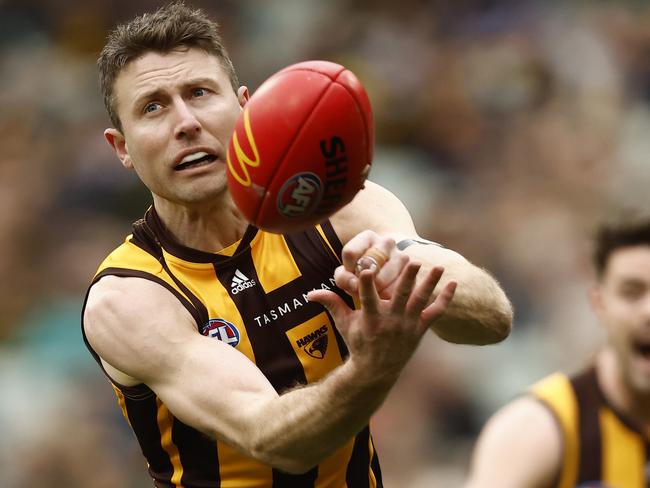 MELBOURNE, AUSTRALIA - AUGUST 14: Liam Shiels of the Hawks handballs during the round 22 AFL match between the Richmond Tigers and the Hawthorn Hawks at Melbourne Cricket Ground on August 14, 2022 in Melbourne, Australia. (Photo by Darrian Traynor/Getty Images)