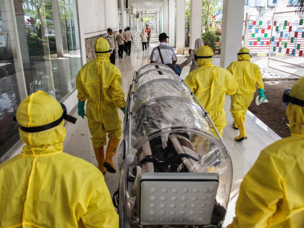 Indonesian health officials conduct an exercise drill in transporting a patient requiring isolation at the Belawan port in Medan. Picture: Ivan Damanik / AFP.