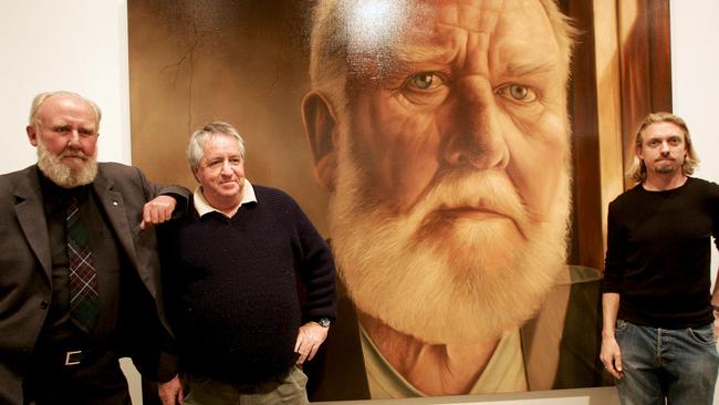 Late actor Bill Hunter (left) stands with head packer Steve Peters (centre) in front of Jason Benjamin’s the painting which won the 2005 packers' choice prize. (Benjamin stands to the right.)