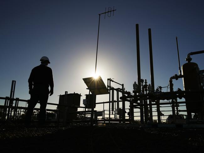 A Santos Ltd. pilot well operates on a farm property in Narrabri, Australia, on Thursday, May 25, 2017. A decade after the shale revolution transformed the U.S. energy landscape, Australia — poised to overtake Qatar as the world’s biggest exporter of liquefied natural gas — is experiencing its own quandary over natural gas. Photographer: Brendon Thorne/Bloomberg