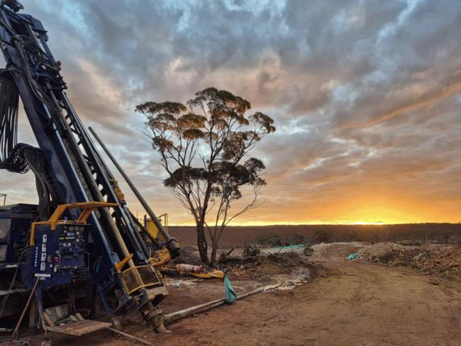 Reverse circulation drill rig mobilised at Marda Central. Pic: Leeuwin Metals