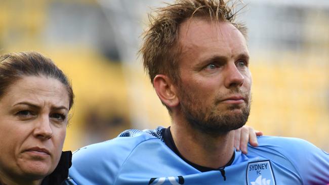 Siem de Jong of Sydney FC (right) is assisted from the field after injuring his knee against Wellingto. (AAP Image/SNPA, Ross Setford) 