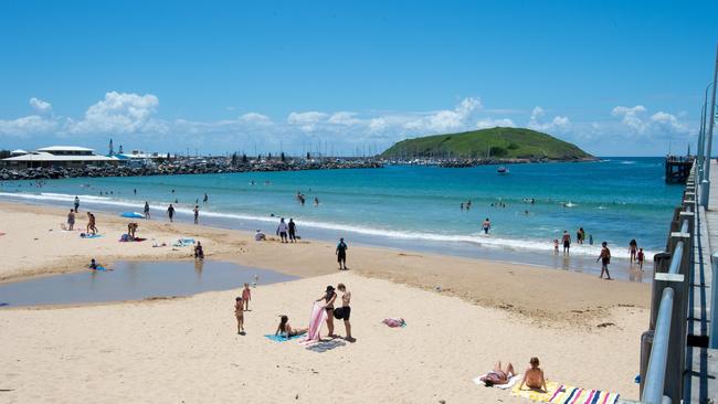 Jetty beach , Coffs Harbnour tourist beach goers.15 JANUARY 2015Photo Trevor Veale / Coffs Coast Advocate