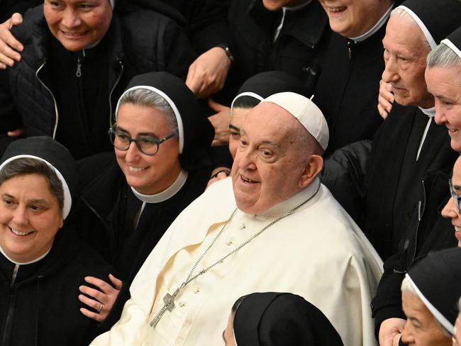 TOPSHOT - Pope Francis poses with nuns at the end of a weekly general audience at Paul-VI hall in The Vatican on February 5, 2025. (Photo by Alberto PIZZOLI / AFP)