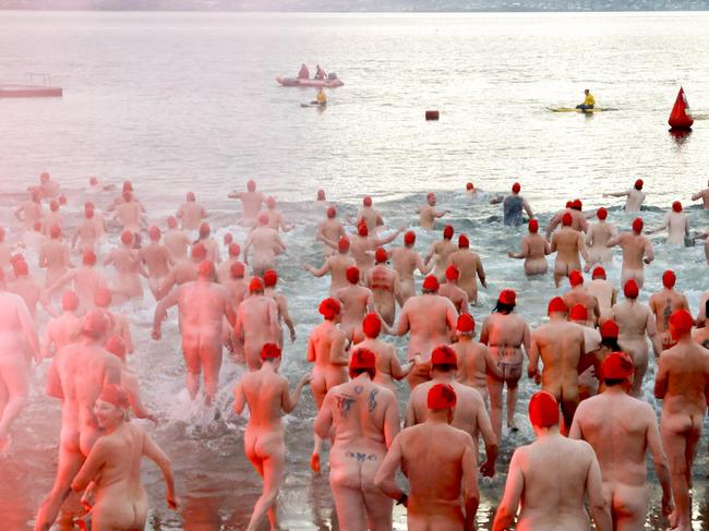 HOBART, AUSTRALIA. NewsWire Photos. JUNE 21, 2024. Dark Mofo Nude Solstice Swim,  3000 participants dived into the very cold River Derwent,  one of the signature things for winter solstice and one of the remaining iconic events of Dark Mofo. It was 7 degrees outside and 12 degrees in the water. Picture: NewsWire/Minch Media