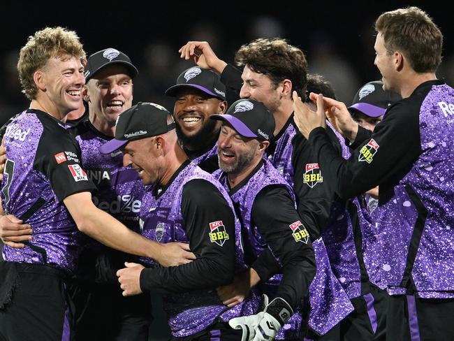 Hurricanes players celebrate a wicket. Photo: Steve Bell/Getty Images.