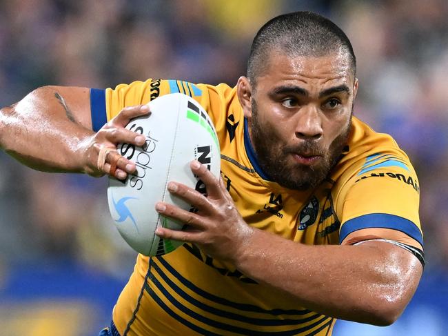 TOWNSVILLE, AUSTRALIA - SEPTEMBER 23: Isaiah Papali'i of the Eels makes a break during the NRL Preliminary Final match between the North Queensland Cowboys and the Parramatta Eels at Queensland Country Bank Stadium on September 23, 2022 in Townsville, Australia. (Photo by Bradley Kanaris/Getty Images)