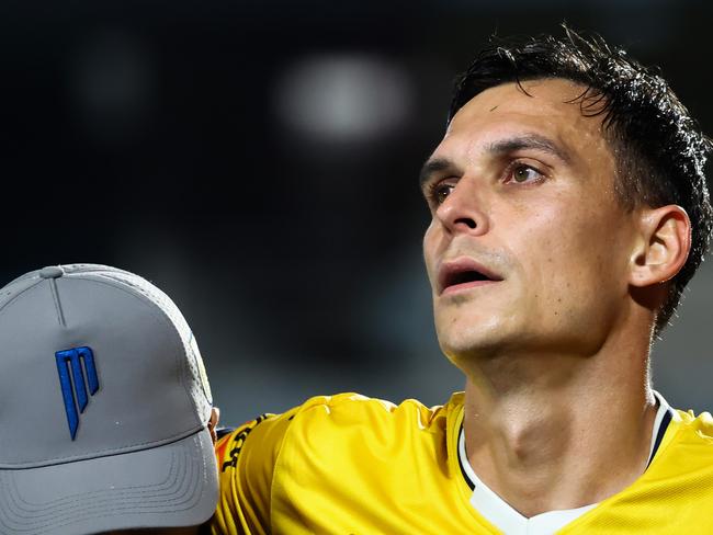 GOSFORD, AUSTRALIA - APRIL 20: Trent Sainsbury of the Mariners is assisted off field after injury during the round 27 A-League Men match between Central Coast Mariners and Macarthur FC at Industree Group Stadium, on April 20, 2025, in Gosford, Australia. (Photo by Mark Evans/Getty Images)