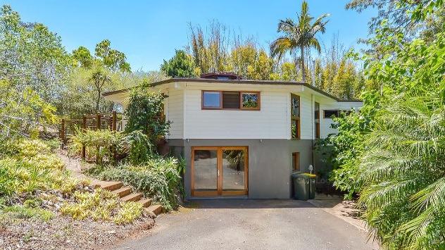 Former Bachelorette star Angie Kent has bought this Tamborine Mountain property.