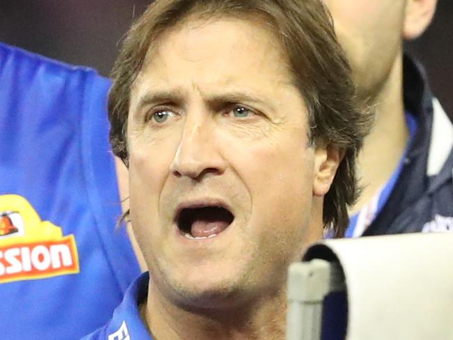 Bulldogs coach Luke Beveridge with his players in the 3 quarter break during the Round 14 AFL match between Western Bulldogs and North Melbourne at Etihad Stadium, Melbourne, Saturday, June 23, 2018. (AAP Image/ David Crosling) NO ARCHIVING, EDITORIAL USE ONLY