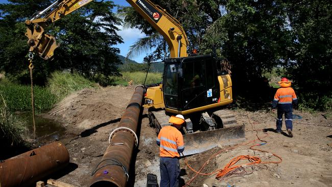 Heavy earth moving equipment and construction workers on the side of the Cook Highway constructing the pipe to transport dredge spoil from Trinity Inlet PICTURE: ANNA ROGERS