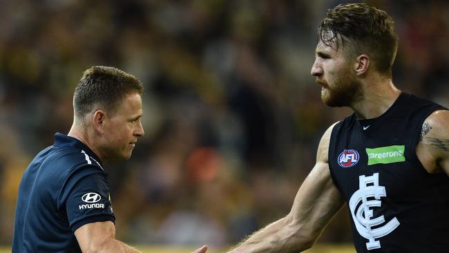 Carlton Blues coach Brendon Bolton (left) slaps hands with Zach Tuohy at three quarter time as the Blues play the Richmond Tigers in round one of the AFL at the MCG in Melbourne, Thursday, March 24, 2016. (AAP Image/Julian Smith) NO ARCHIVING, EDITORIAL USE ONLY