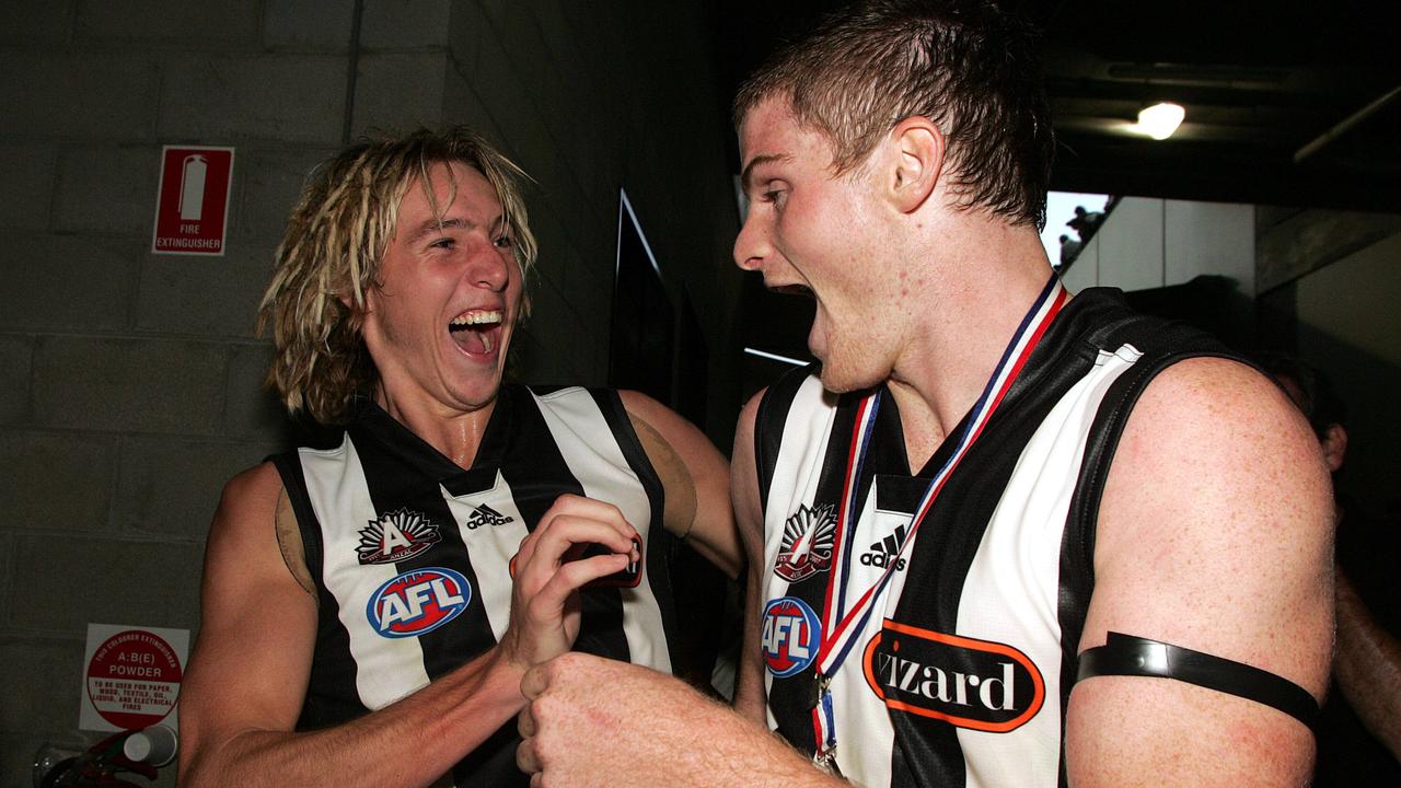 Heath Shaw celebrates his Anzac Medal with Dale Thomas in 2007.