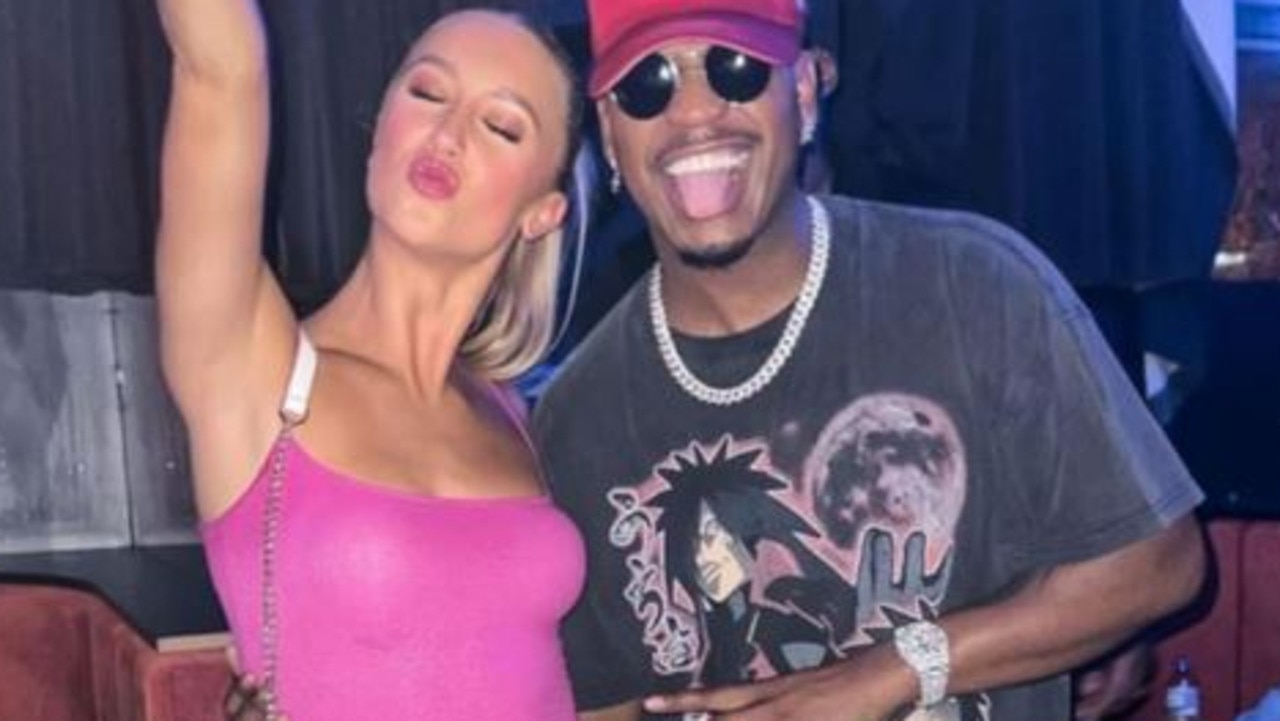 Huge problem with Ne-Yo club photo