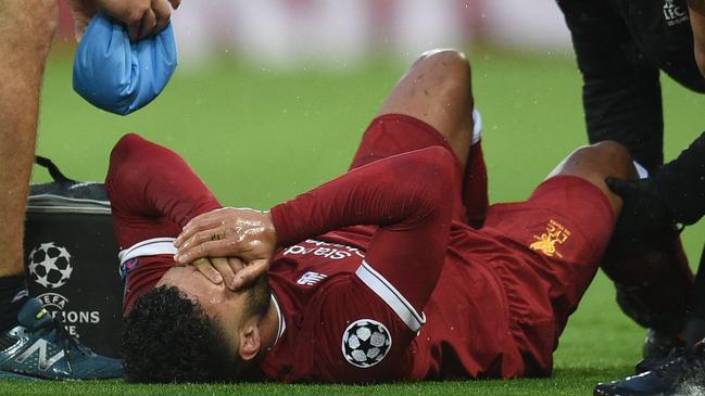 Liverpool's English midfielder Alex Oxlade-Chamberlain reacts after picking up an injury during the UEFA Champions League first leg semi-final football match between Liverpool and Roma at Anfield stadium in Liverpool, north west England on April 24, 2018. / AFP PHOTO / Oli SCARFF