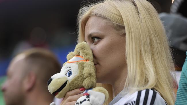 A Germany supporter reacts after Germany lost the Russia 2018 World Cup Group F football match between Germany and Mexico at the Luzhniki Stadium in Moscow on June 17, 2018. / AFP PHOTO / Juan Mabromata / RESTRICTED TO EDITORIAL USE - NO MOBILE PUSH ALERTS/DOWNLOADS